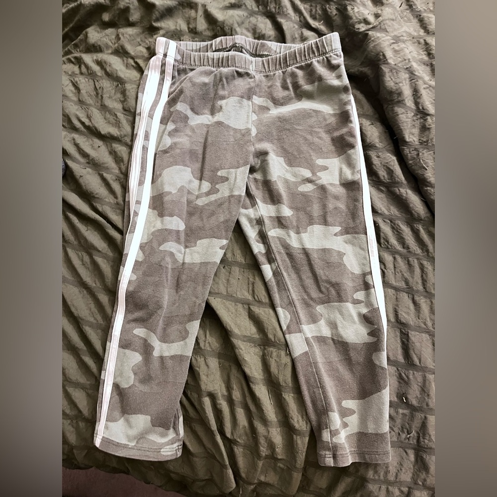 Girls’ Size 8 SO Favorite Capri – Camouflage White Side Stripes Leggings